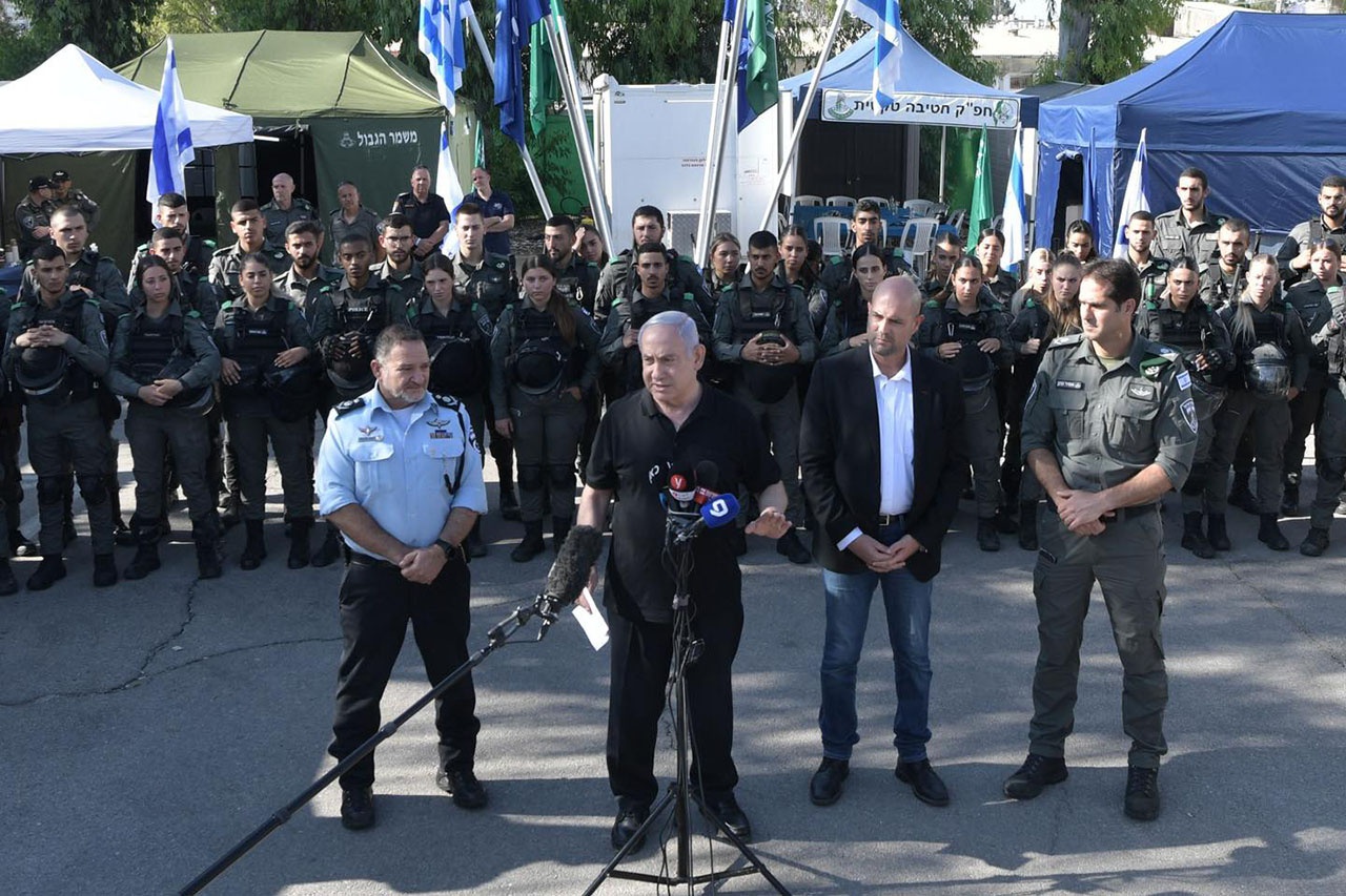 Биньямин Нетаньяху обвинил палестинцев в разжигании конфликта и вынужден отвечать силой, чтобы навести порядок.