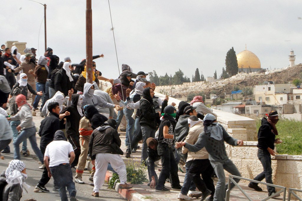 От метания камней в израильских солдат и полицейских палестинцы перешли к настоящим армейским операциям.