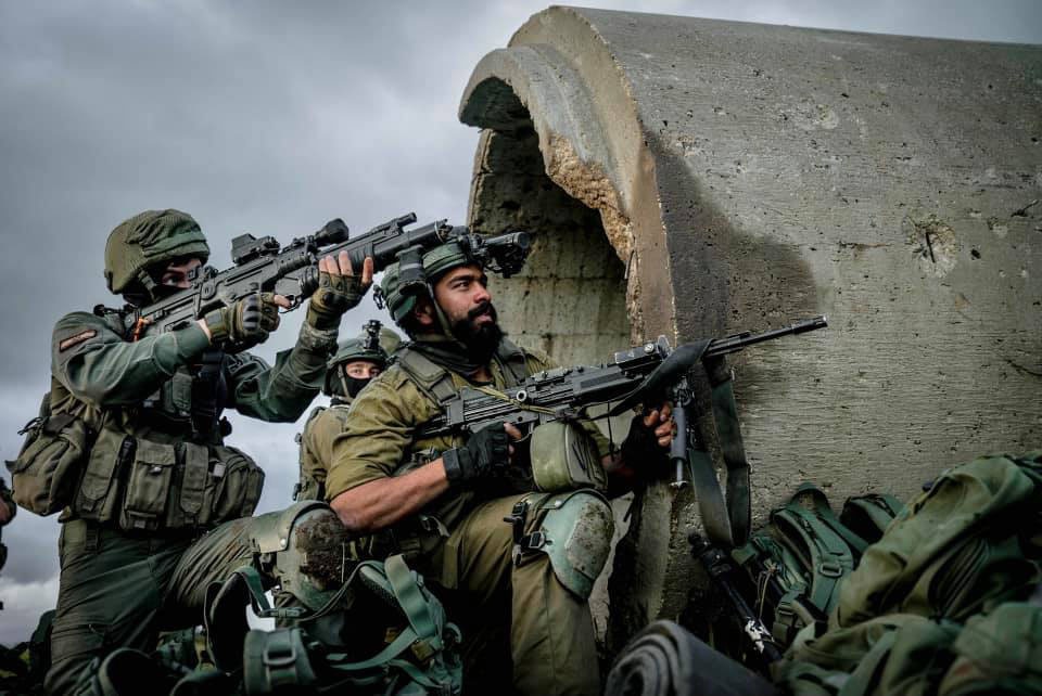 Израиль начал наземно-воздушную операцию вторжения в сектор Газа с целью разгромить ХАМАС и «Исламский джихад»*.