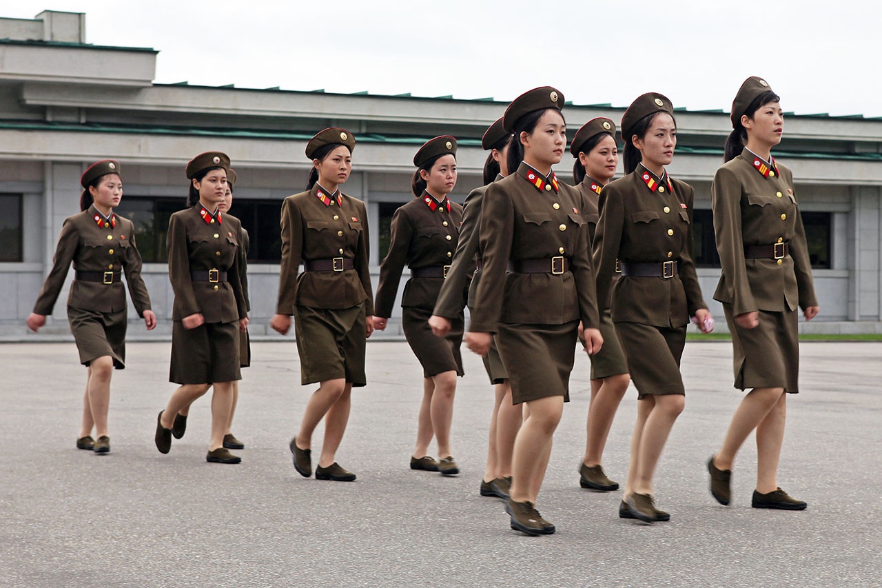 В КНДР дети элиты, причём обоего пола, не отслужив в армии как минимум три года, никакой карьеры не сделают и не получат рекомендацию ни в правящую партию, ни в вуз.