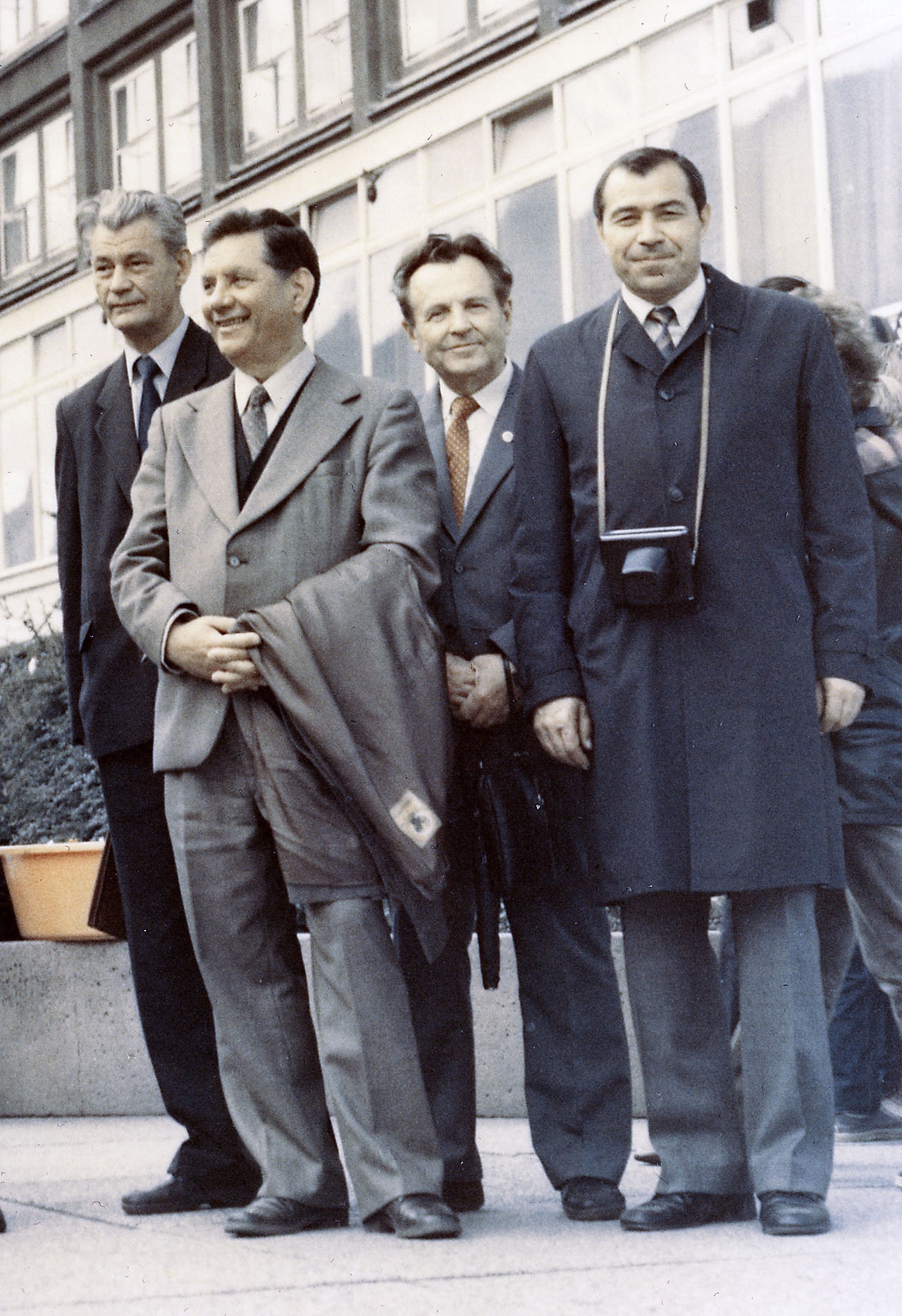 Юрий Мажоров (второй справа) с руководителями оборонных институтов.