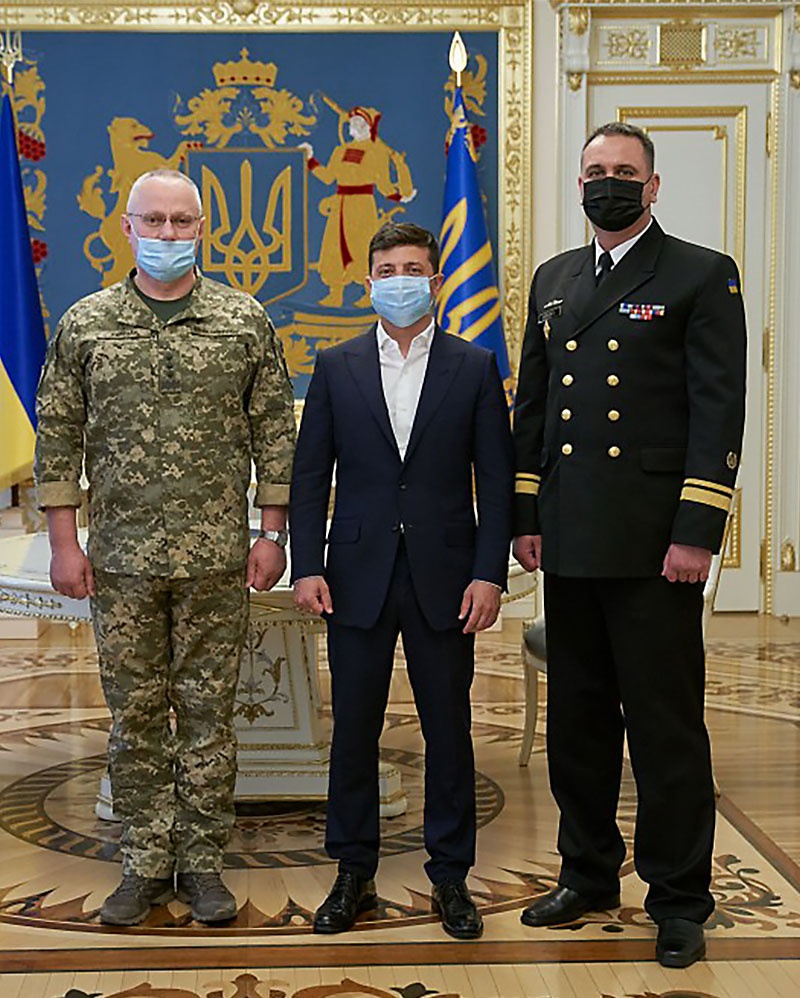 И президент Зеленский, утвердивший доктрину, и оба украинских главы военного и флотского ведомств прекрасно знают: никто нападать на их страну не собирается.