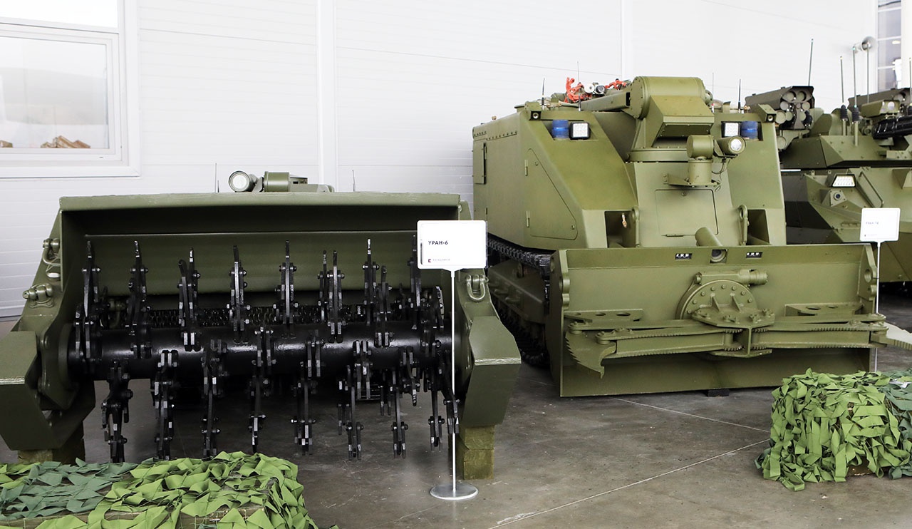 Дистанционно управляемые машины с заданными функциональными возможностями, которые уже состоят на вооружении Российской армии: «Уран-6» - разминирование, «Уран-14» - пожаротушение.