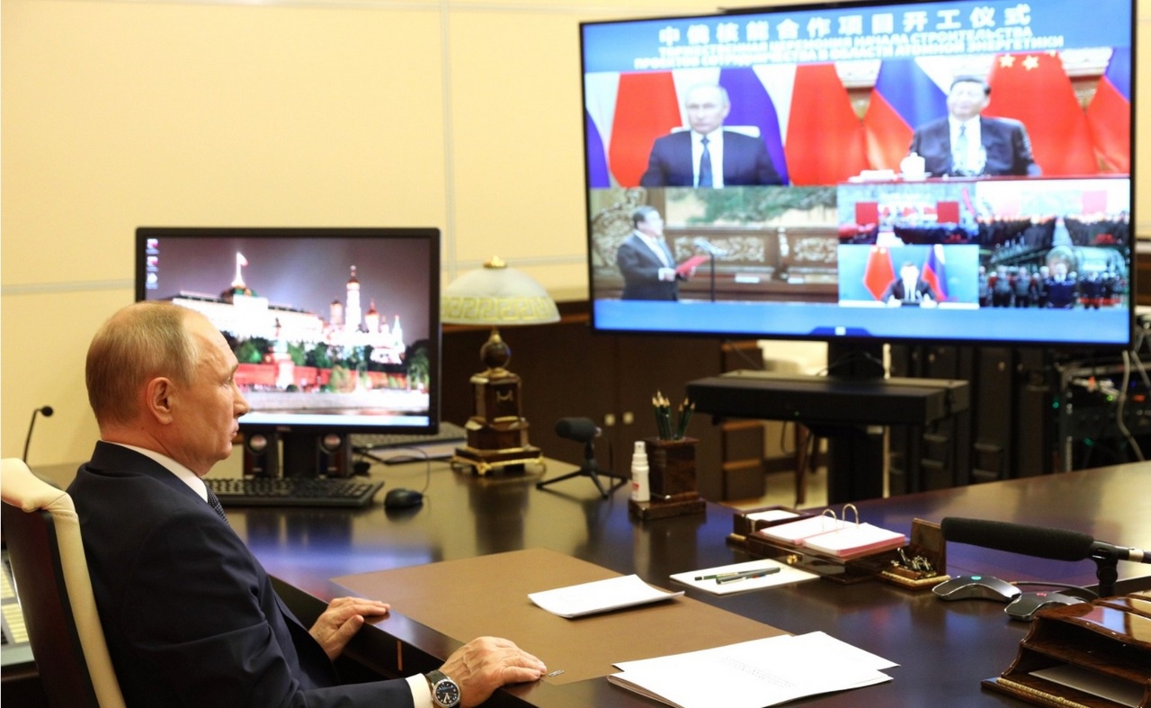 Владимир Путин совместно с Си Цзиньпином в формате видеоконференции принял участие в торжественной церемонии по случаю начала сооружения седьмого и восьмого блоков Тяньваньской атомной электростанции и третьего и четвёртого блоков АЭС «Сюйдапу» в Китае.