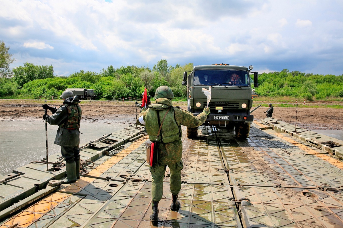 Военные инженеры приступили к оборудованию переправы в районе Краснодонецкого сельского поселения Белокалитвинского района Ростовской области.