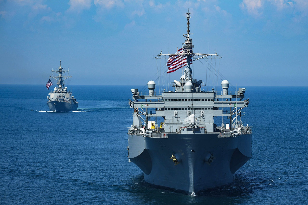 Американские корабль управления и контроля класса Blue Ridge USS Mount Whitney (LCC 20) и эсминец типа Arleigh Burke USS Porter (DDG 78) в Чёрном море во время учений Sea Breeze.