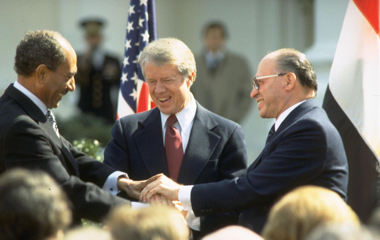 Египетский президент Анвар Садат, президент США Джимми Картер и израильский премьер Менахем Бегин после подписания мирного договора в 1979 году.