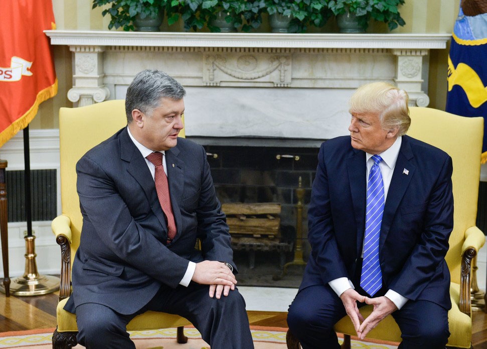 Несмотря на то, что Порошенко манкировал интересами США, позволяя себе даже нагло обманывать заокеанских господ, США не стали его свергать.