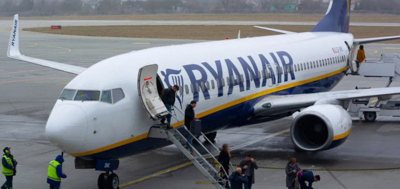 Высадка пассажиров из самолёта Ryanair в Минском аэропорту.
