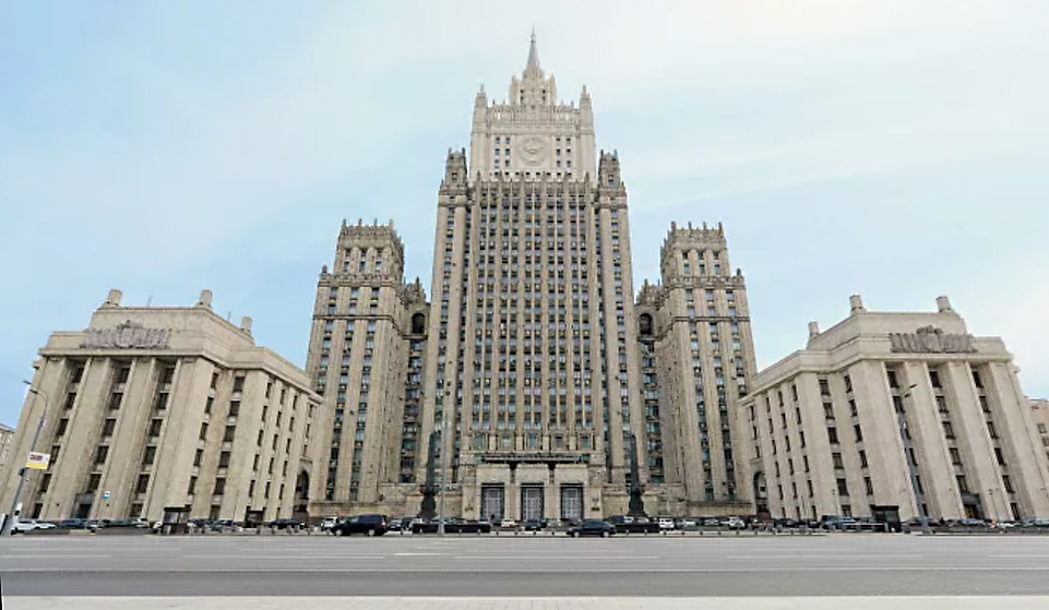 Российский МИД наконец-то пробудился и, уже не миндальничая, в ответ выставляет «за двери» сотрудников посольств из особо «отличившихся» стран.