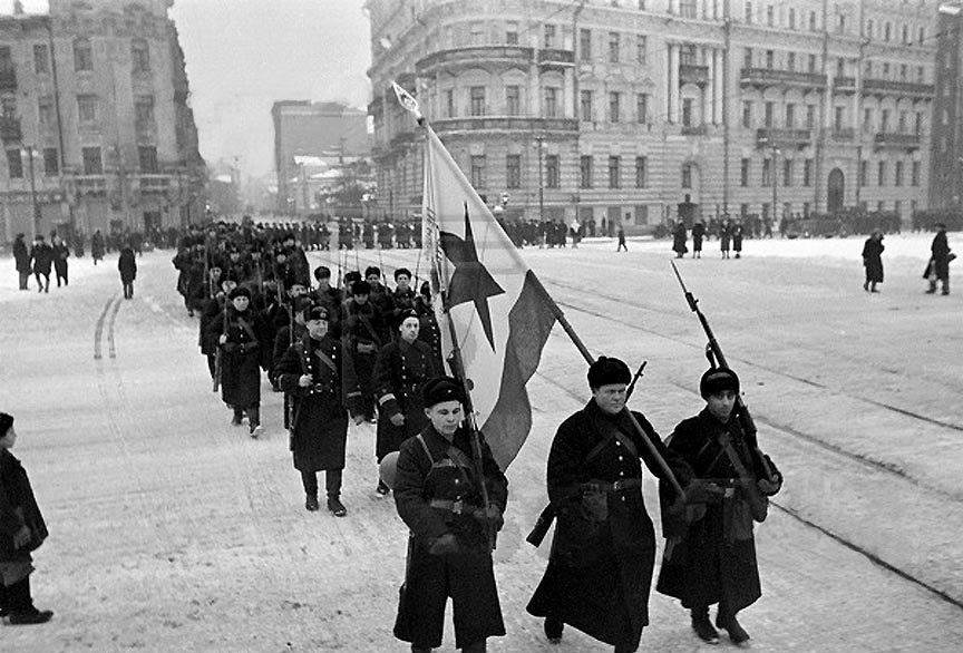 Отряд моряков идёт защищать Москву. 1941 год.