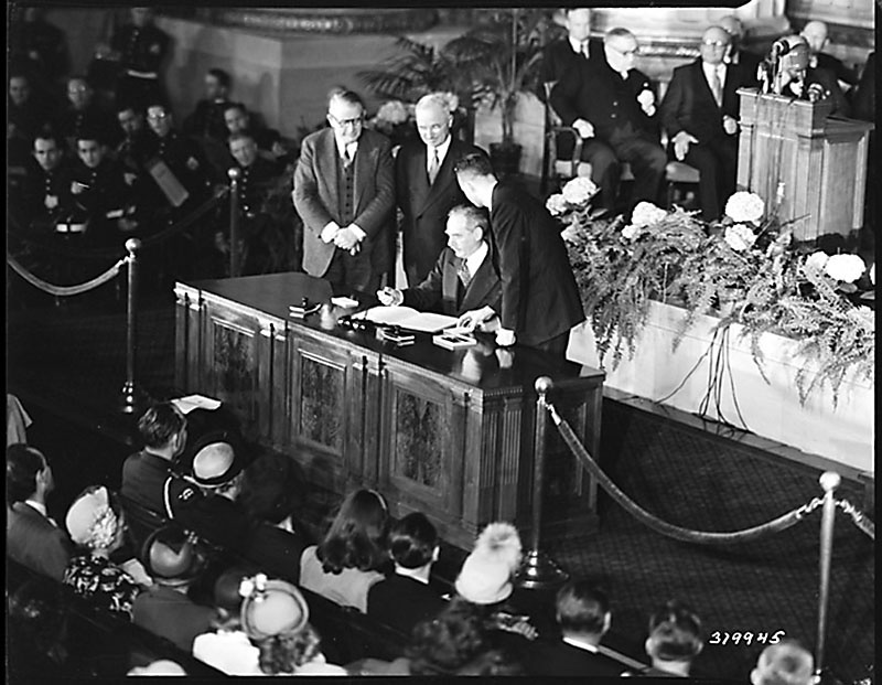 4 апреля 1949 года государственный секретарь США и министры иностранных дел Канады и 10 стран Западной Европы собрались в Вашингтоне, чтобы подписать Североатлантический договор.