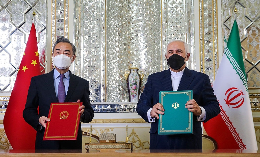Министры иностранных дел Ван И и Мохаммад Джавад Зариф подписали в Тегеране 25-летнюю программу сотрудничества Ирана и Китая.