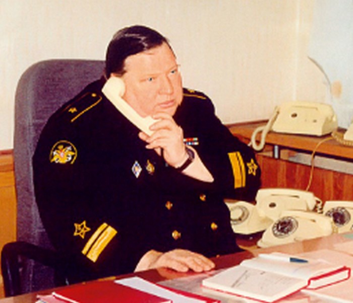 Контр-адмирал Угрюмов в рабочем кабинете.