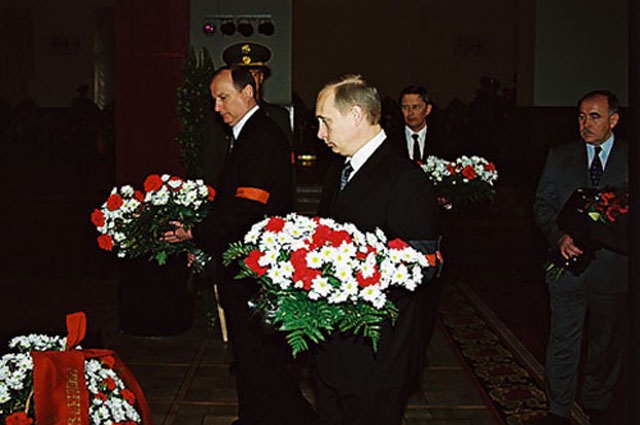 Президент страны лично пришёл проводить Г.А. Угрюмова в последний путь.