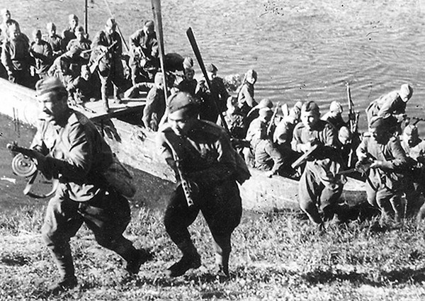 Операция «Багратион». Подразделение 3-го Белорусского фронта форсирует реку Лучеса. Июнь 1944 г.