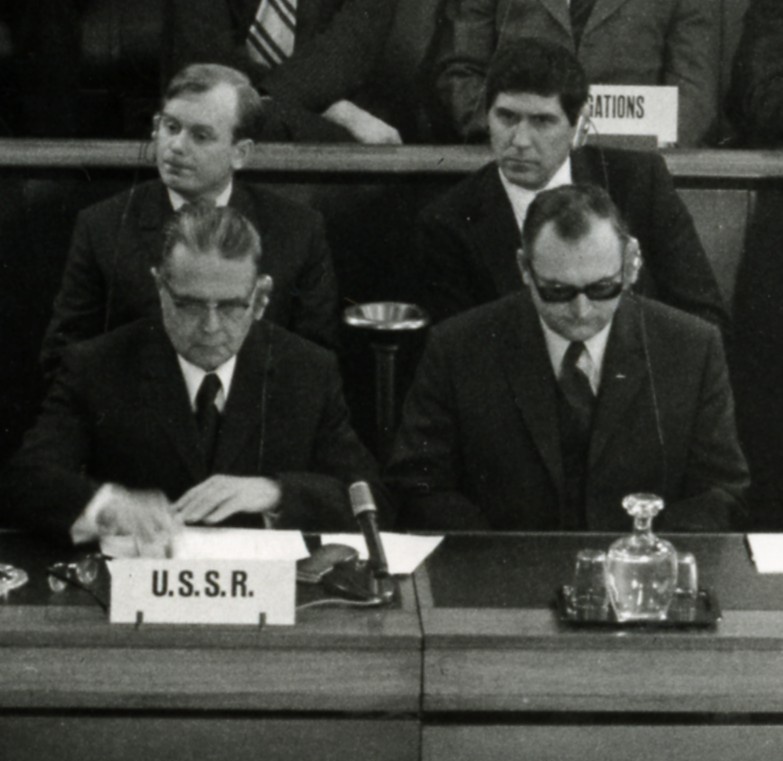 Заседание Комитета по разоружению в Женеве. 1970 г. На переднем плане делегация СССР. Во втором ряду справа - В. Калинин. Это на его статье в журнал «Военная мысль» генерал Волкогонов поставит резолюцию: «Не время».