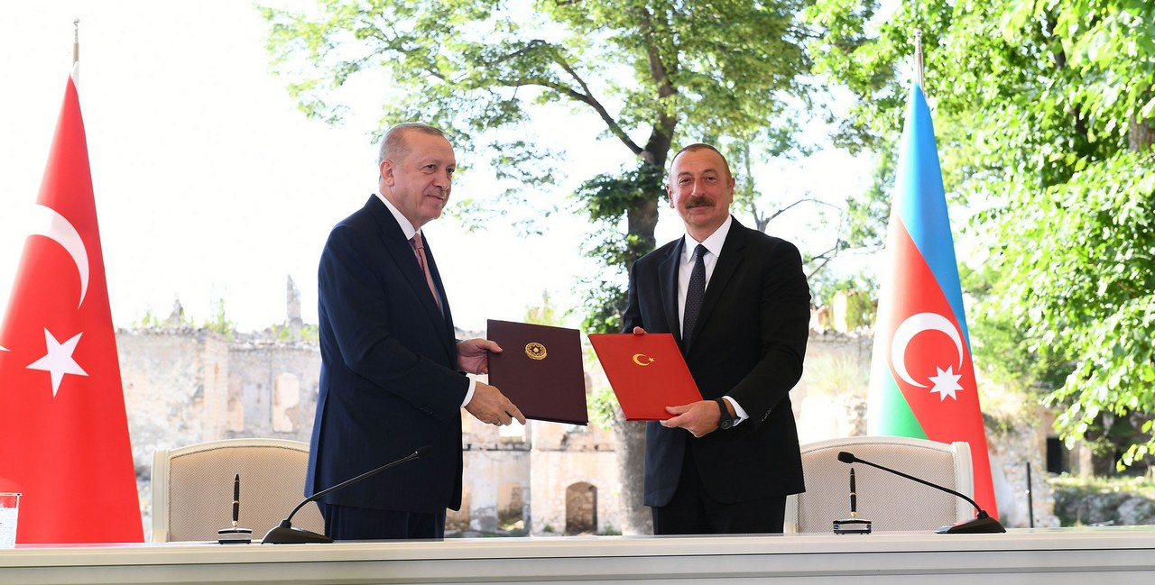 Не случайно уже через два дня после встреч в Женеве глава Турции оказался в Азербайджане, где подписал вместе с президентом республики Ильхамом Алиевым Шушинскую декларацию.