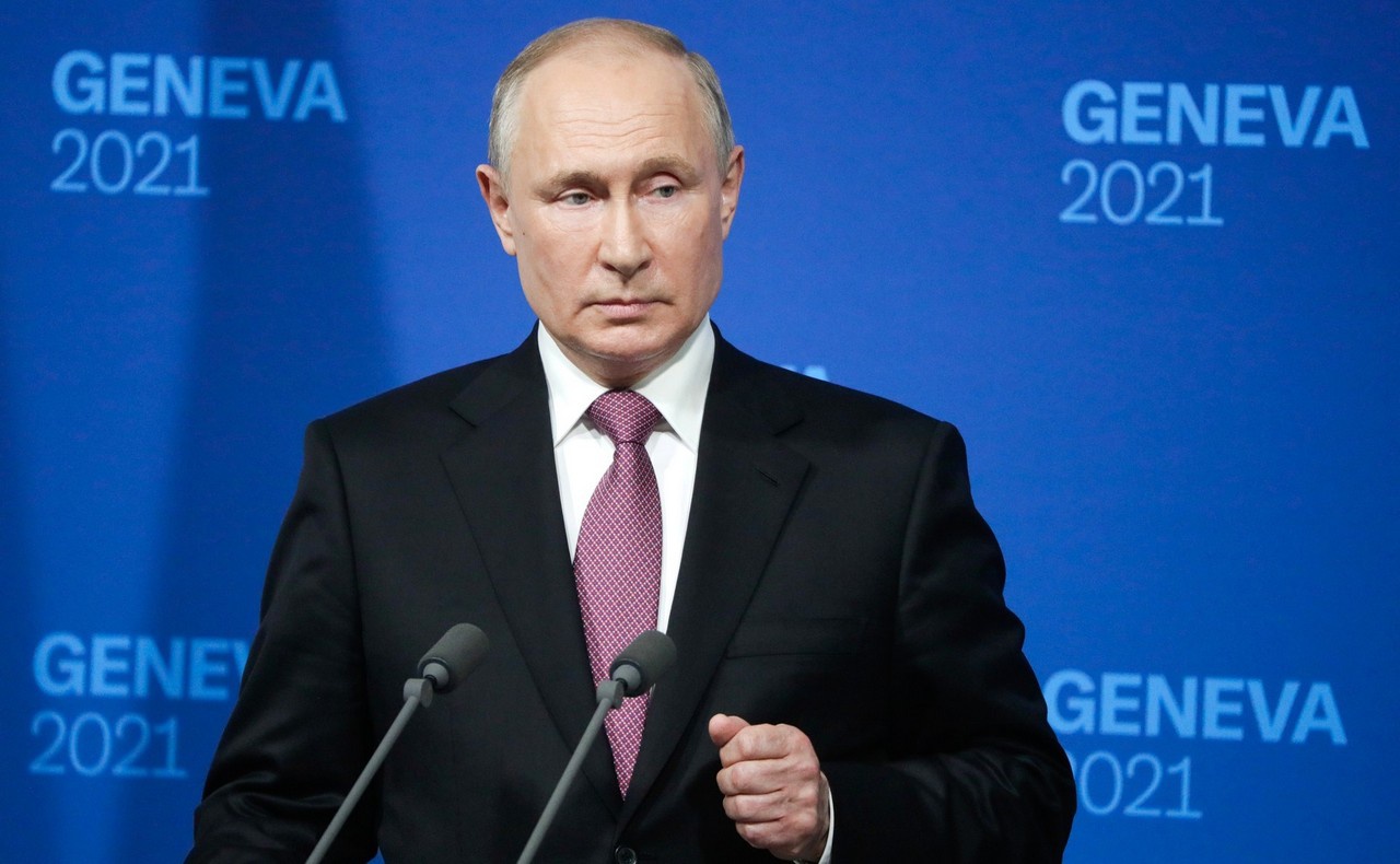 Владимир Путин, отвечая после саммита на вопросы журналистов, отметил, что на переговорах с обеих сторон промелькнули лишь «зарницы доверия».