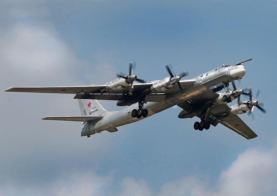 Стратегический бомбардировщик Ту-95 на вооружении отечественных ВВС с 1957 года.