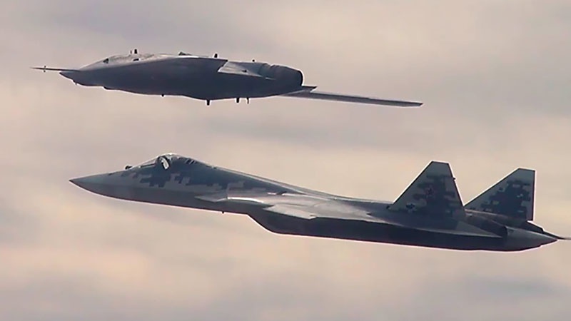 БПЛА «Охотник» и истребитель Су-57.