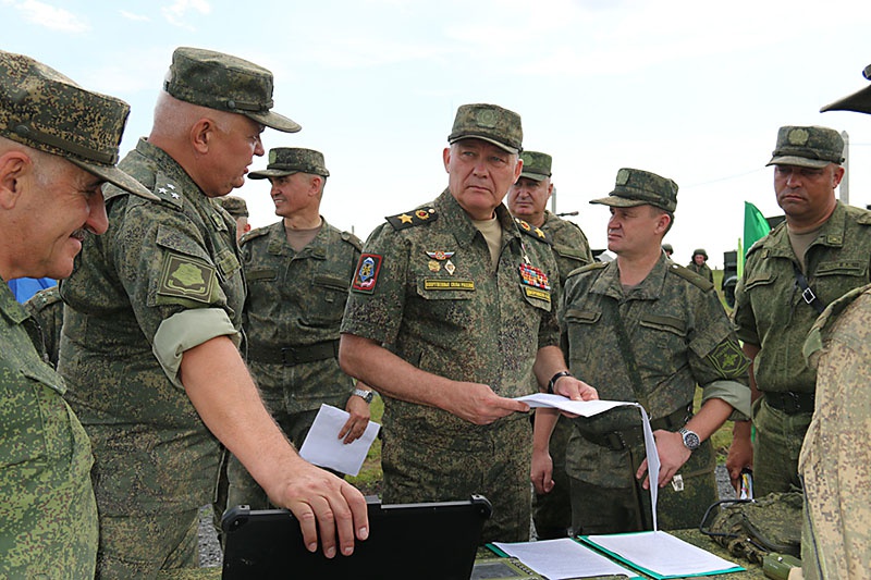 Командующий войсками Южного военного округа генерал армии Александр Дворников.
