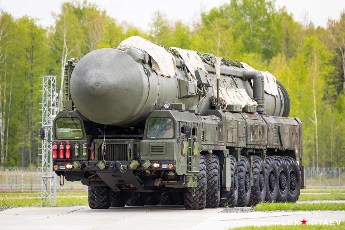 Вывод подвижных грунтовых ракетных комплексов (ПГРК) «Ярс» на учебно-боевые позиции.