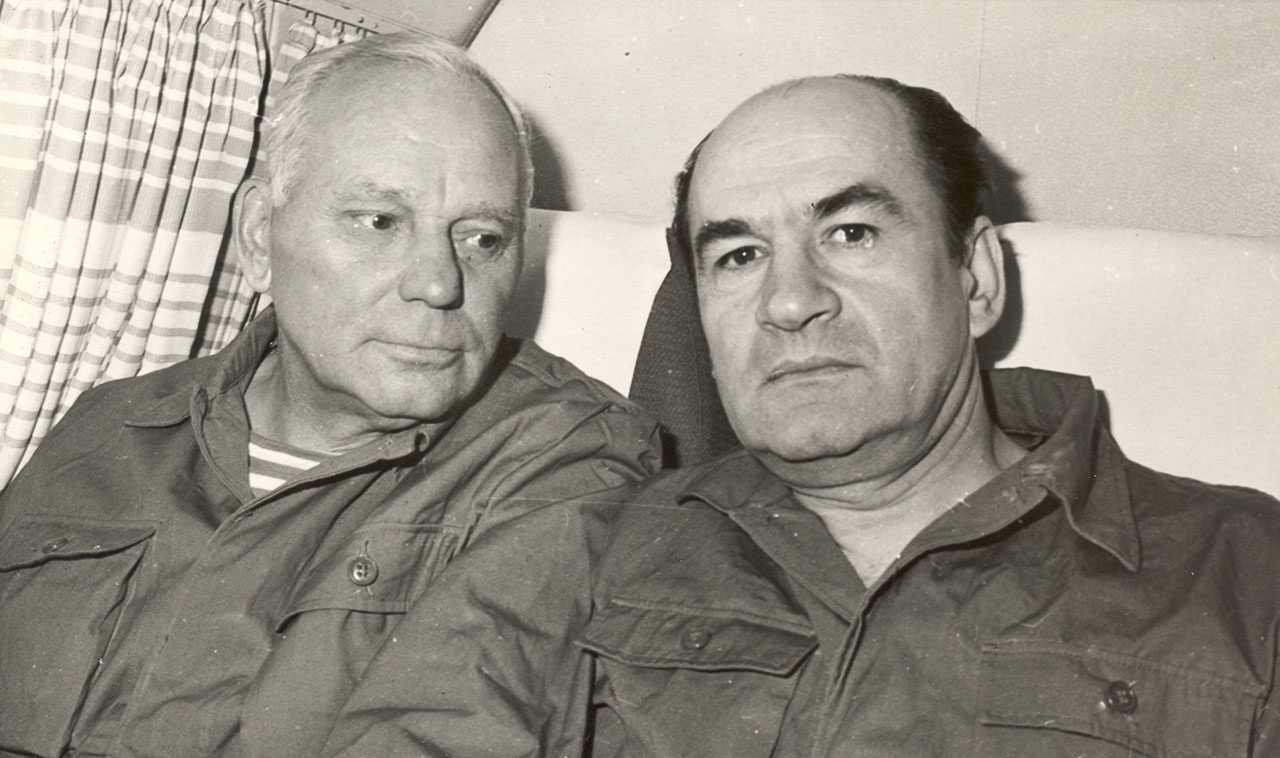 Дорога домой. Генерал-майор Александр Лазаренко (слева).