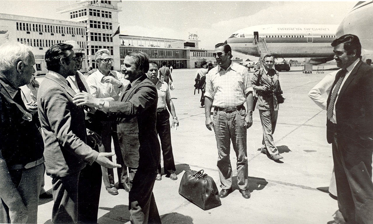 Командир отряда Александр Лазаренко (слева) и будущий президент Афганистана Наджибулла (справа) провожают «каскадовцев», у которых закончилась командировка на войну.