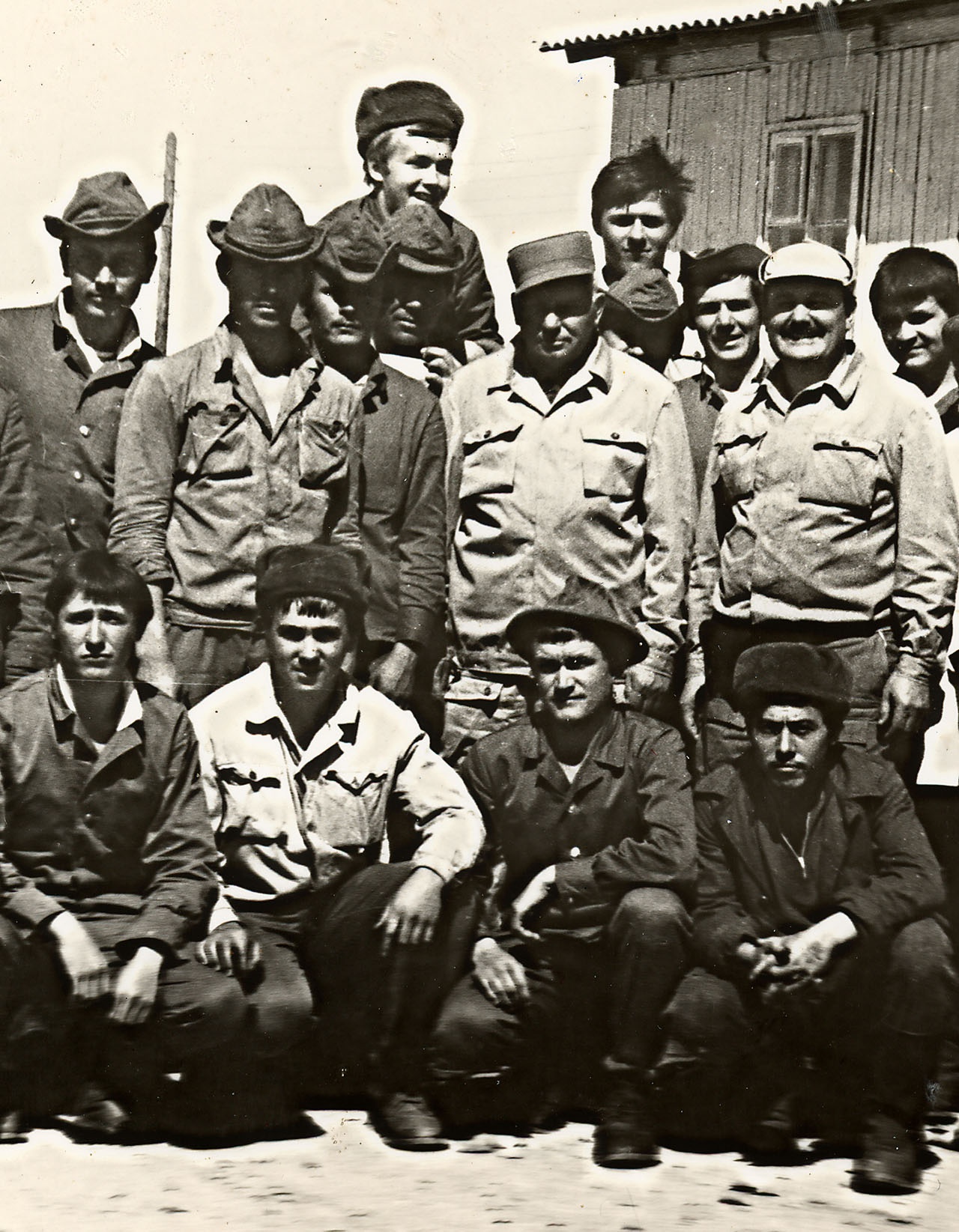 Александр Лазаренко (второй справа во втором ряду) с сотрудниками отряда «Каскад».