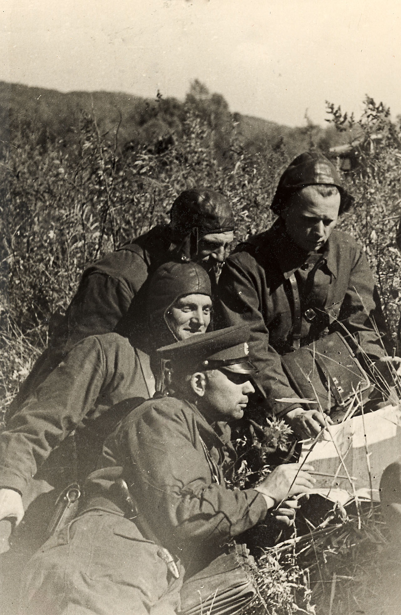 Полковник Александр  Лазаренко на учениях (в центре) с офицерами полка.