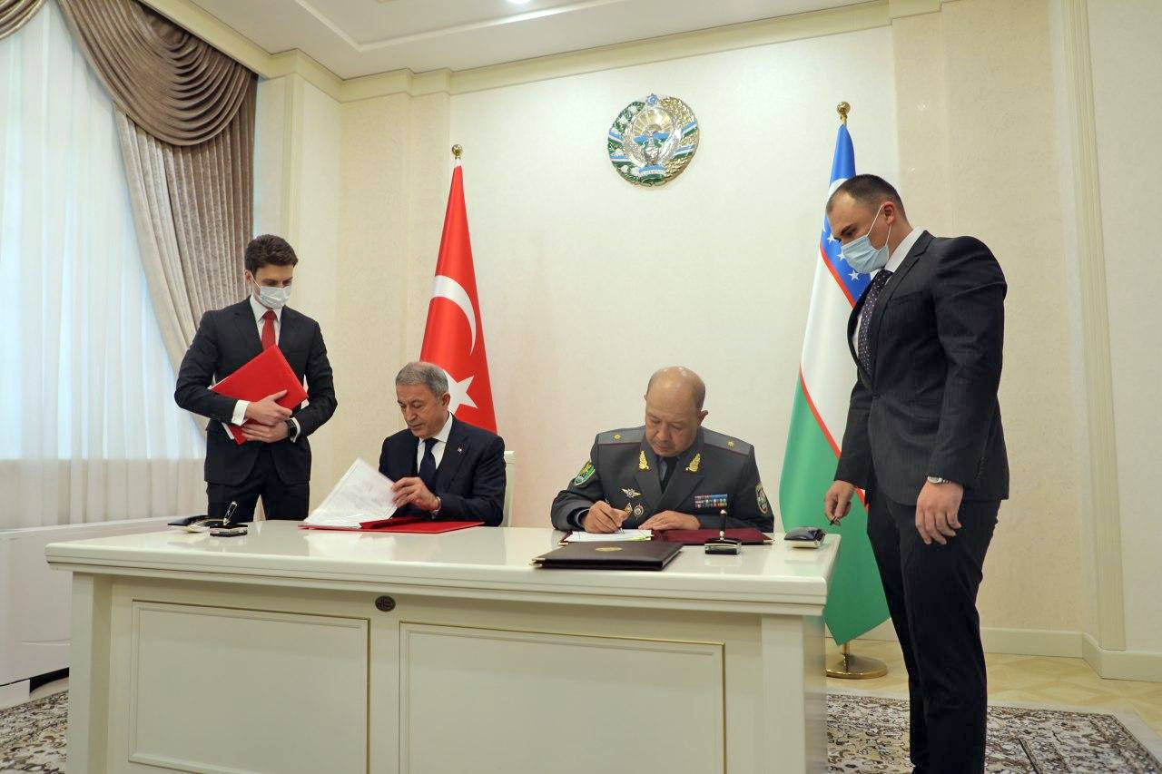 Министры обороны Турции и Узбекистана Хулуси Акар и Баходир Курбанов подписали соглашение о развитии военного и военно-технического сотрудничества.