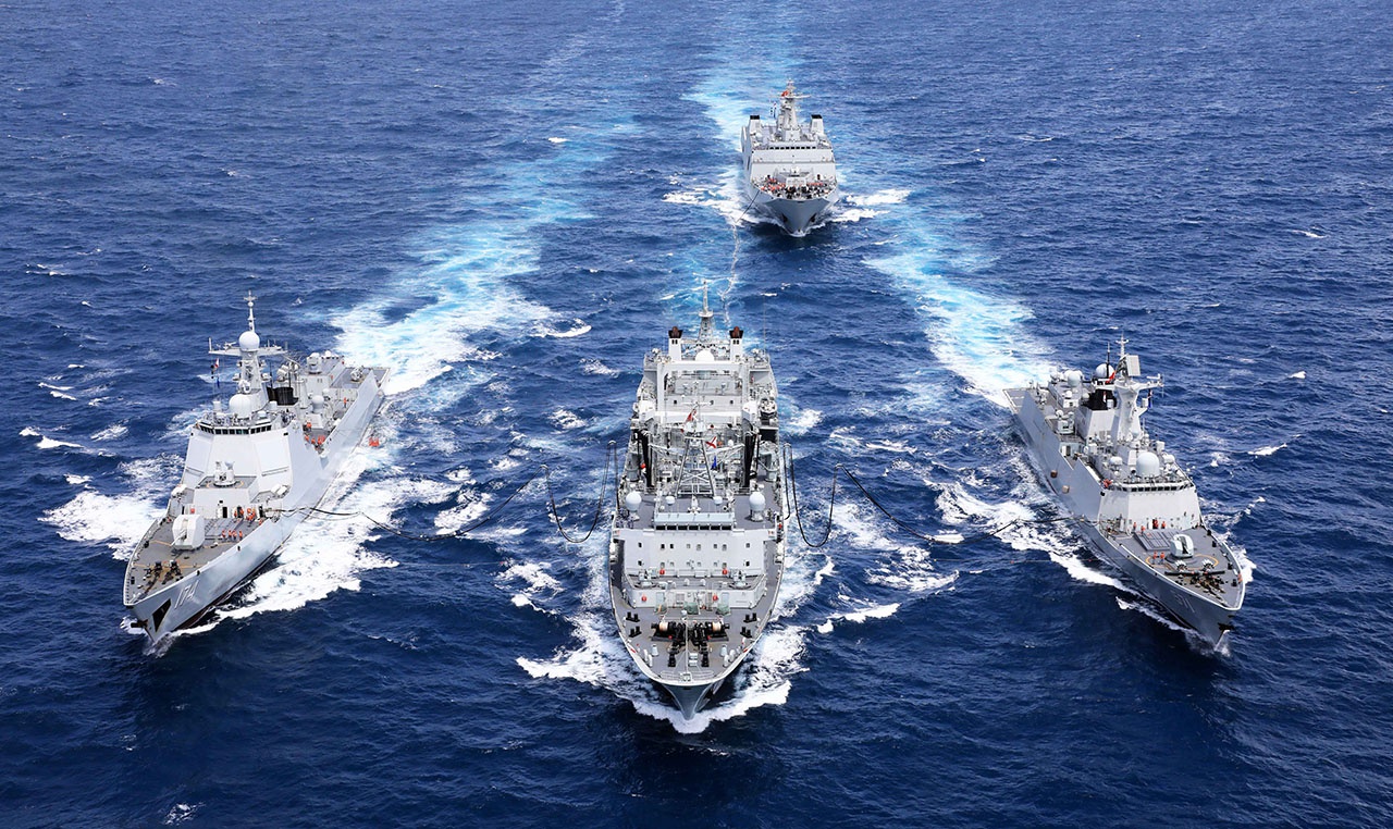 Корабль комплексного снабжения Honghu (корпус 963), ракетный эсминец Hefei (корпус 174), ракетный фрегат Yuncheng (корпус 571) и морской транспортный док Changbaishan (корпус 989).