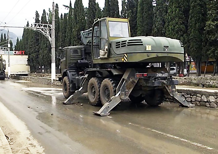 Последствия ЧС  в Крыму устраняют с помощью  военной инженерной техники.