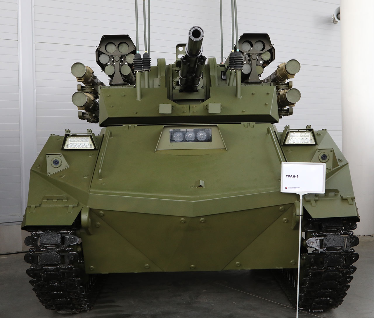 Передовая российская  разработка - боевой многофункциональный робототехнический комплекс «Уран-9».