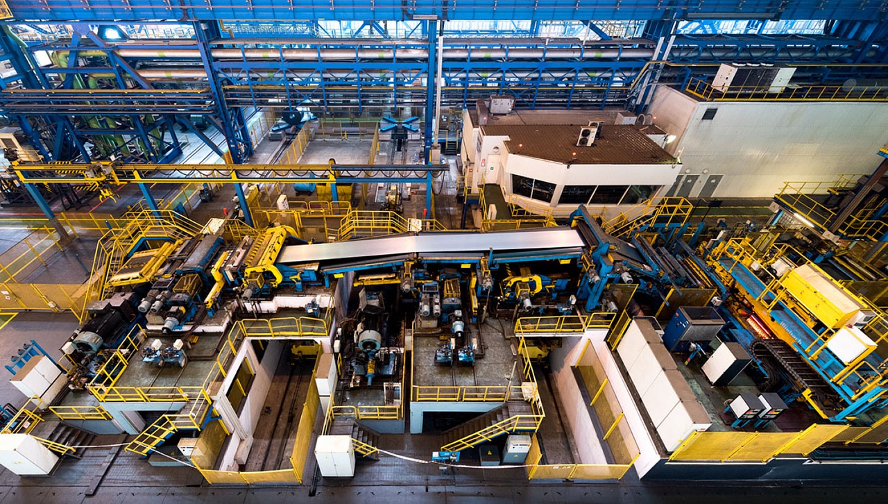 В листопрокатном цеху № 11 ММК, который может выпускать 1-2 млн тонн оцинкованного стального листа, работает всего 6 человек.