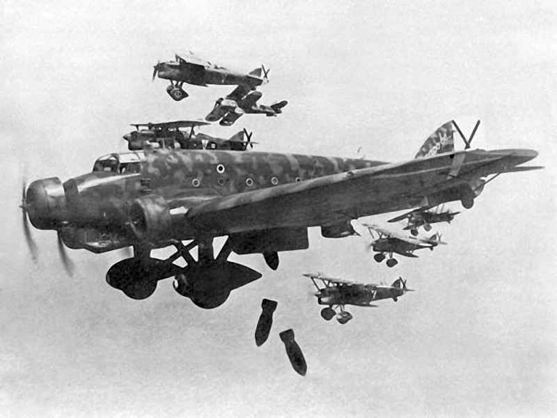 Франкистские бомбардировщики в небе Испании.