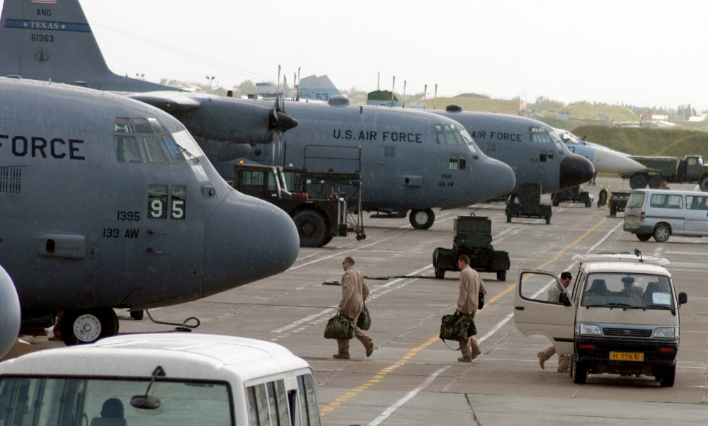 Члены экипажа C-130 Hercules направляются к своим самолётам для выполнения операции «Несокрушимая свобода» на авиабазе Карши-Ханабад, Узбекистан.