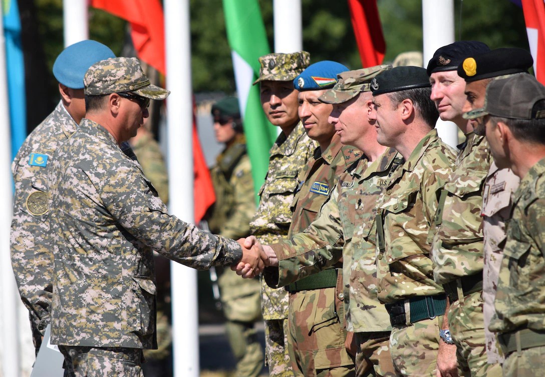 Казахстан с 2003 года совместно с США и Британией регулярно проводит военные учения «Степной орёл».