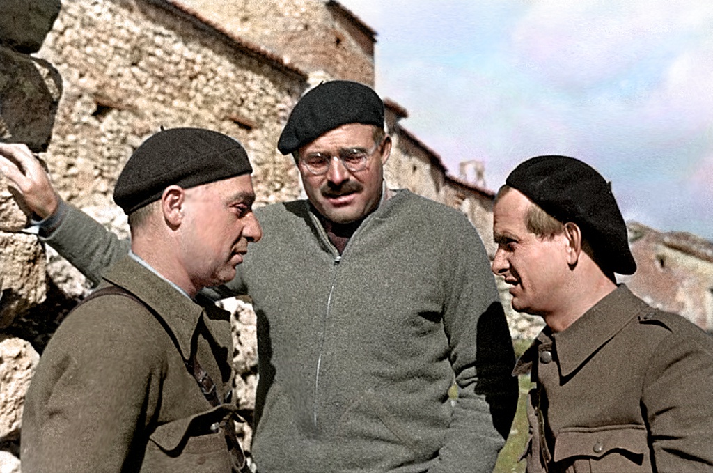 Эрнест Хемингуэй с Ильёй Эренбургом и Густавом Реглером. Испания, 1937 год.