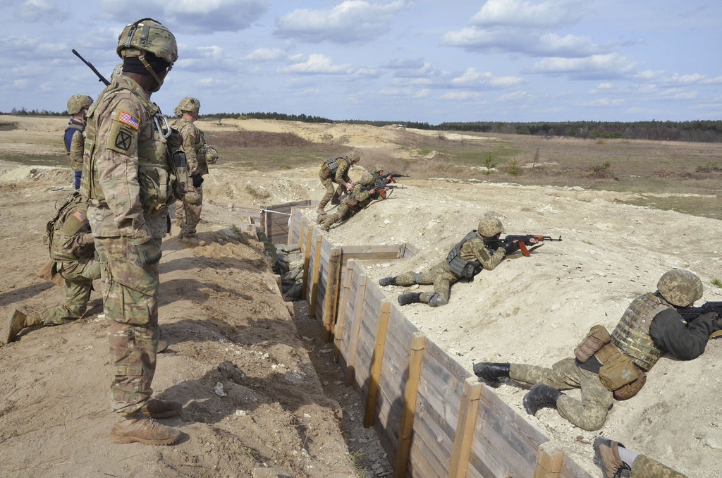 На Яворовском полигоне инструкторы из стран НАТО обучают украинских солдат.