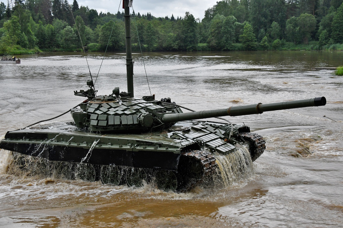 Свыше 100 экипажей танков Т-72Б гвардейской Таманской мотострелковой дивизии ЗВО отработали преодоление водной преграды по дну.