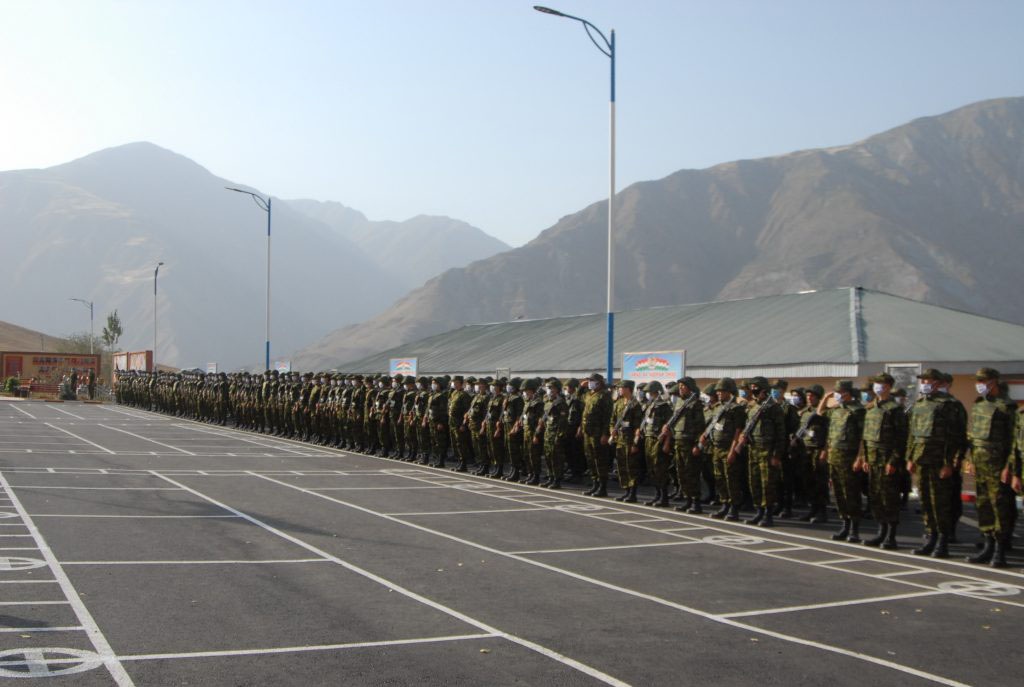 В Таджикистане даже объявлено о призыве 20 тысяч резервистов на случай прорыва афганских исламистов в эту страну.