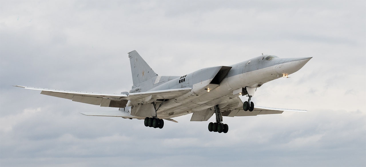 Экипажи дальних сверхзвуковых бомбардировщиков Ту-22М3 выполнили перелёт с аэродрома постоянного базирования в Прибайкалье на оперативный аэродром в Амурской области.