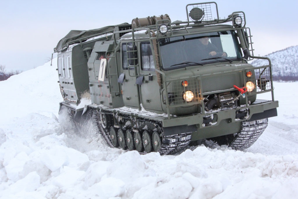 На вооружение недавно поступили новейшие двухзвенные гусеничные плавающие снегоболотоходы ГАЗ-3344-20 «Алеут».