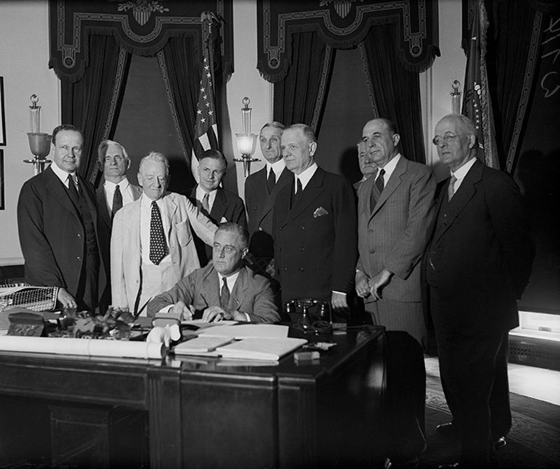 Президент Рузвельт подписывает «Чрезвычайный закон о банках», ещё называемый законом Гласса–Стиголла.