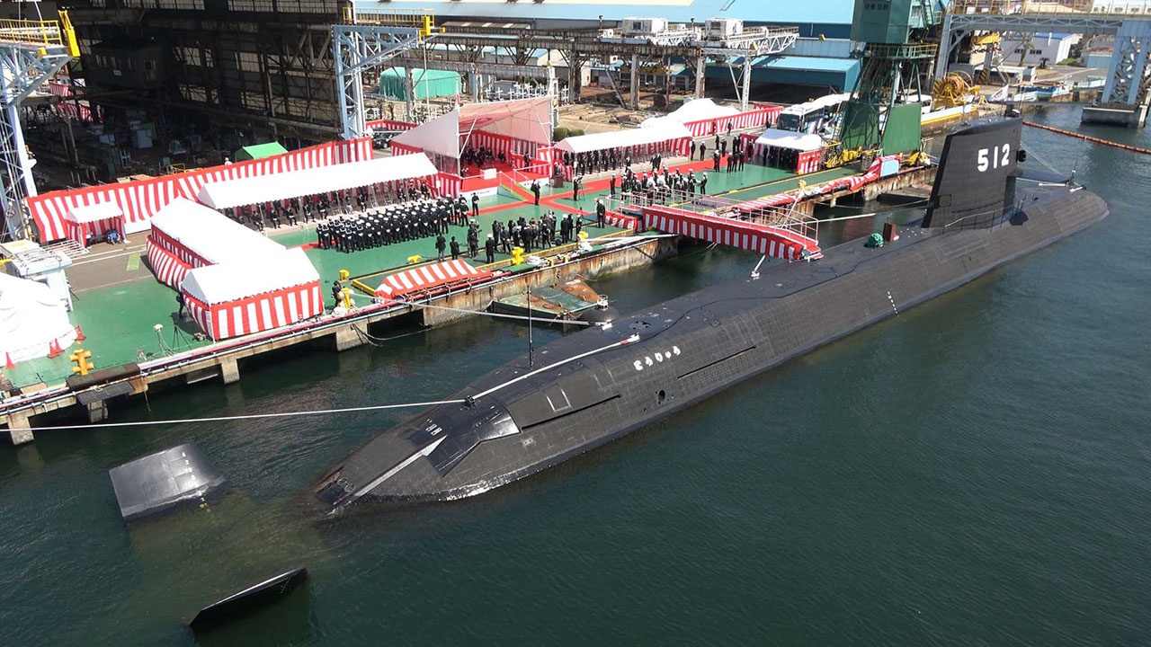 Церемония передачи новой ударной подводной лодки «Торю» («Сражающийся дракон») в состав ВМС Японии.