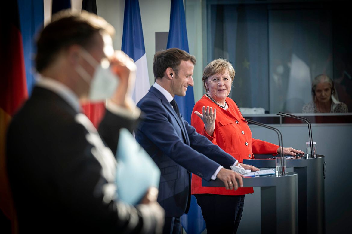 На недавнем саммите ЕС Меркель и  Эмманюэль Макрон выдвинули предложение о поиске форматов диалога с Москвой.