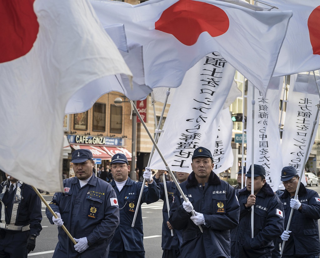 Марш националистов, выступающих за возрождение былого имперского величия, за реанимацию «самурайского духа Ямато».