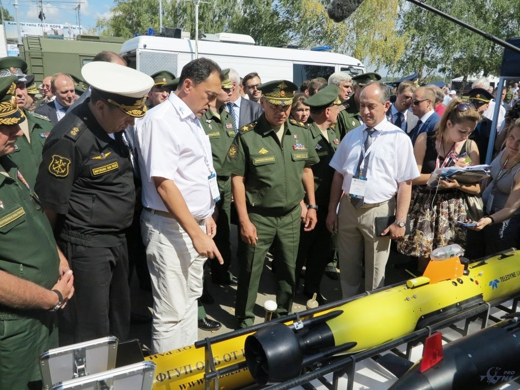 Министр обороны РФ Сергей Шойгу осматривает новый автономный необитаемый аппарат «Концепт-М».